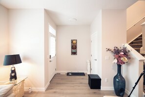 Interior - Mi Casa Su Casa  3 Bedroom Home with A/C near Airport in Northwest (Calgary)