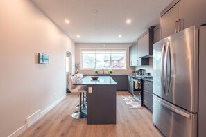 Fridge, microwave, oven, stovetop - Mi Casa Su Casa  3 Bedroom Home with A/C near Airport in Northwest (Calgary)