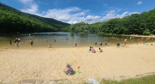 Unique Stay! Yurt with Mountain View, 1 min to Breweries & Hiking, 5 min to Lake