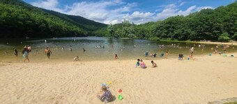 Unique Stay! Yurt with Mountain View, 1 min to Breweries & Hiking, 5 min to Lake