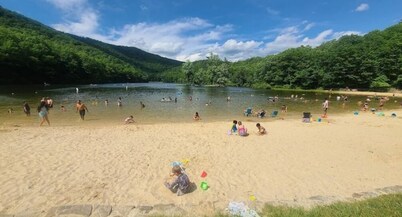 Unique Stay! Yurt with Mountain View, 1 min to Breweries & Hiking, 5 min to Lake