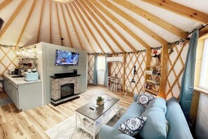 Smart-TV, peis, bøker og stereoanlegg