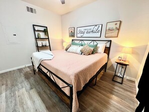 2 habitaciones, tabla de planchar con plancha, wifi y ropa de cama 