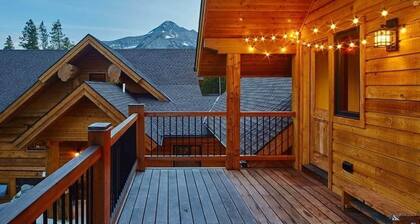 New! Ski-in/out Log Home beside 104.3 acres with a private hot tub