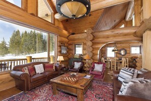 Smart TV, chimenea, monitor de computadora y impresora 