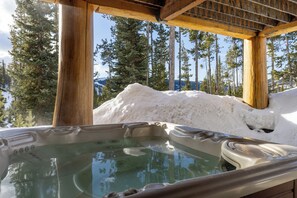 Outdoor spa tub - New! Ski-in/out Log Home beside 104.3 acres with a private hot tub (Big Sky)
