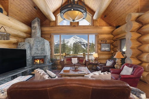 New! Ski-in/out Log Home beside 104.3 acres with a private hot tub