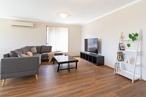 House | 4 bedrooms - Family Home For A Fiesta (Adelaide)