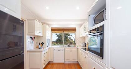 Cityscape Charm in Wattle Park