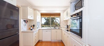 Cityscape Charm in Wattle Park