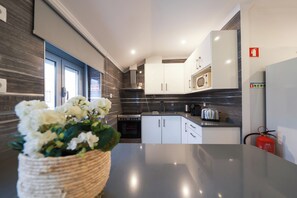 Four à micro-ondes, un four, surface de cuisson