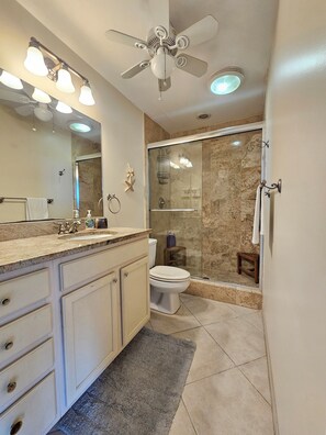 Secador de pelo, toallas, jabón, papel higiénico