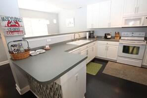 Fridge, microwave, stovetop, dishwasher