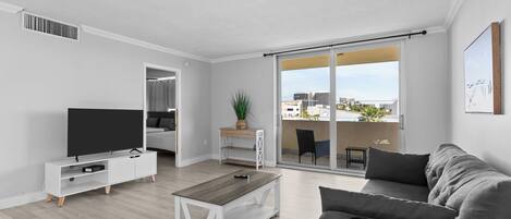 Apartemen, balkon | Ruang keluarga | TV layar datar