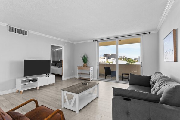 Appartement, balcon | Salle de séjour | Télévision à écran plat