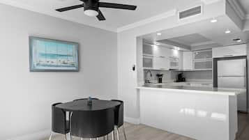 Apartment, Balcony | Dining room