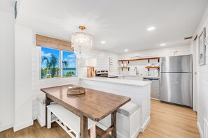 Réfrigérateur, micro-ondes, lave-vaisselle, cafetière/bouilloire