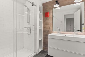 Shower, hair dryer, towels, toilet paper - VÉLO/SKI IN/SKI OUT UN VRAI, 20 MÈTRES DE LA REMONTER DU MONT SOLEIL SKI BROMONT (Bromont)