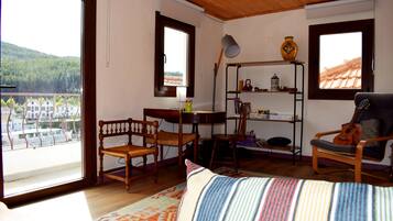 3 bedrooms, desk, iron/ironing board, travel crib