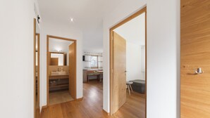 A hallway with wooden flooring leading to a kitchen and a bathroom. - Apartment 'Thymian' with Mountain View, Private Terrace and Wi-Fi (Schenna)