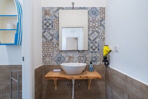 Dusch, hårtork och handdukar