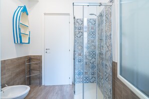 Shower, hair dryer, towels - Apartment 'Raudino Rooms - Mini Suite Alfeo' with Wi-Fi and Air Conditioning (Siracusa)