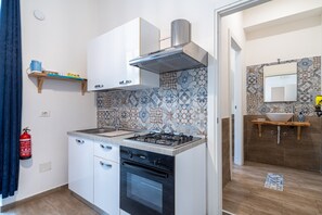 Kylskåp, ugn, spishäll och kaffe- och tebryggare