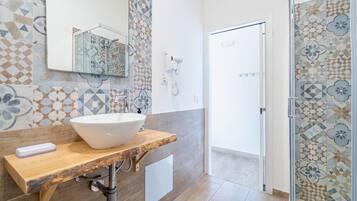 Doccia, asciugacapelli, asciugamani