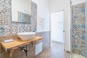 Douche, sèche-cheveux, serviettes fournies