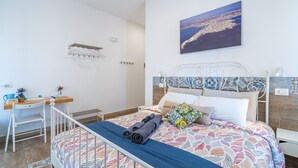 Una camera da letto con un letto, una scrivania e una sedia.