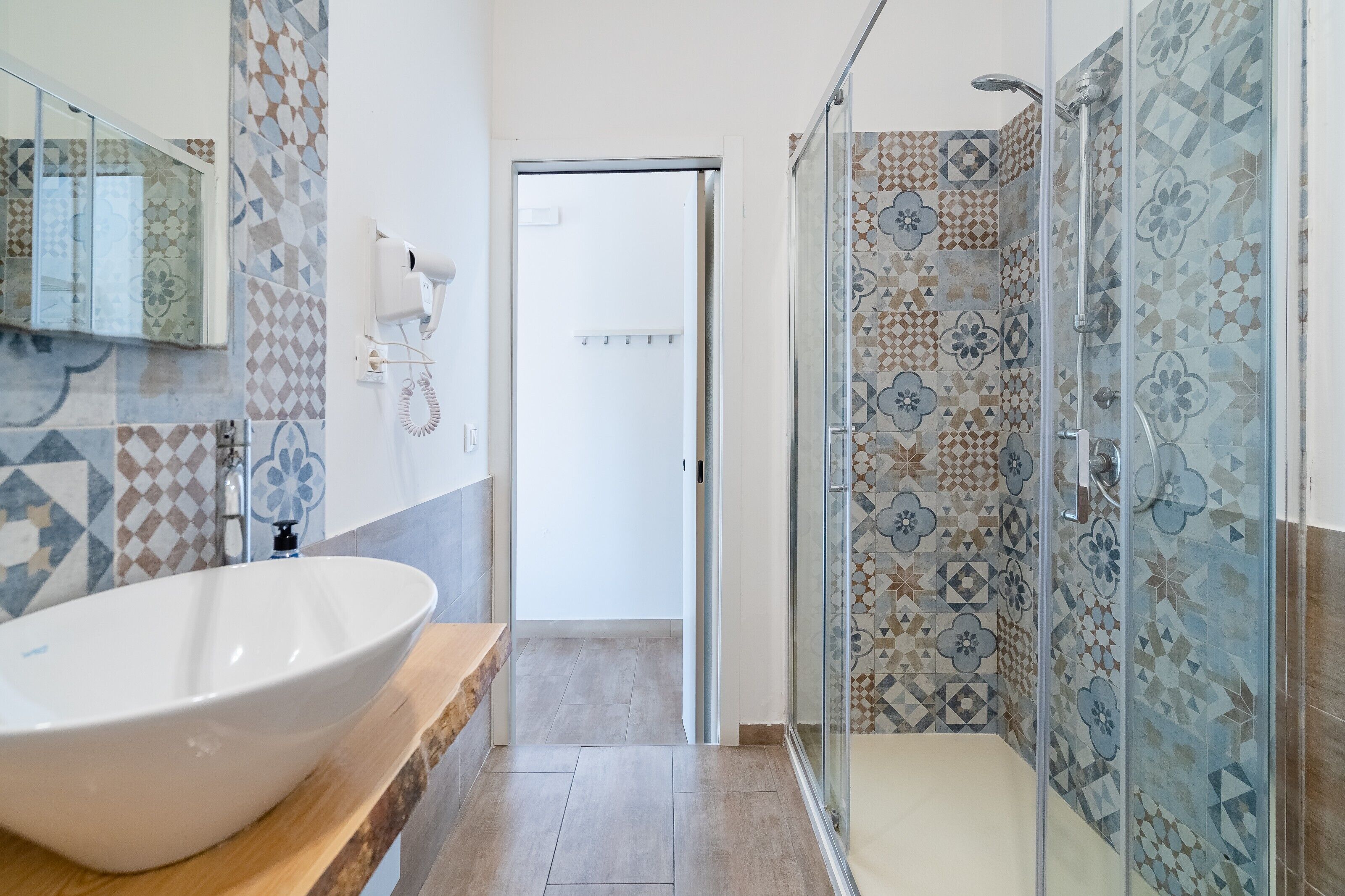 Dusche, Haartrockner, Handtücher