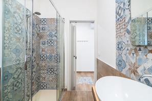 Ducha, secador de pelo y toallas