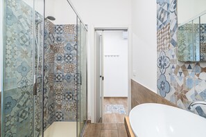 Chuveiro, secador de cabelo, toalhas de banho 