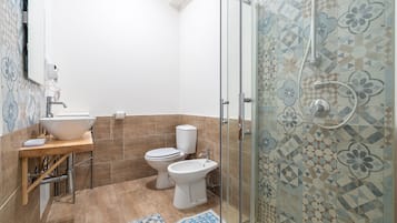 Ducha, secador de pelo, toallas