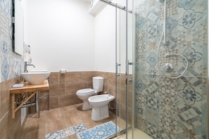 Een douche, een haardroger, handdoeken