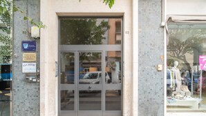 A storefront with a large glass door, a sign for 'Studio Legale,' and a mannequin displaying shoes. - Guest House 'Raudino Rooms - Maniace' with Balcony, Wi-Fi and Air Conditioning (Siracusa)