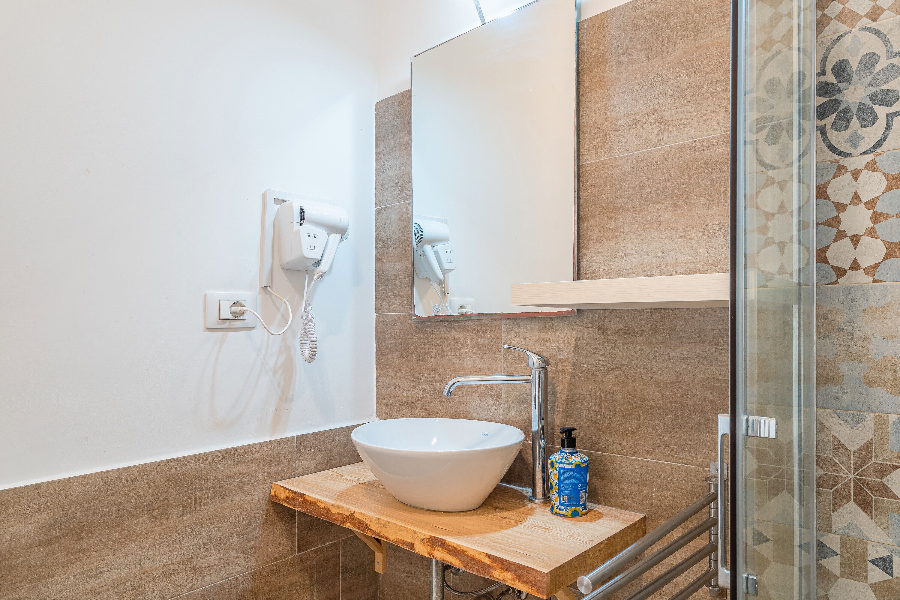 Dusche, Haartrockner, Handtücher