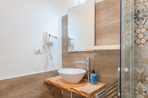 Suihku, hiustenkuivaaja, pyyhkeet