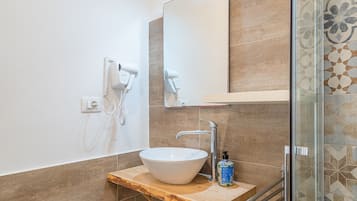 Ducha, secador de pelo, toallas