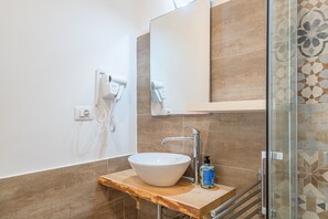 Chuveiro, secador de cabelo, toalhas de banho 