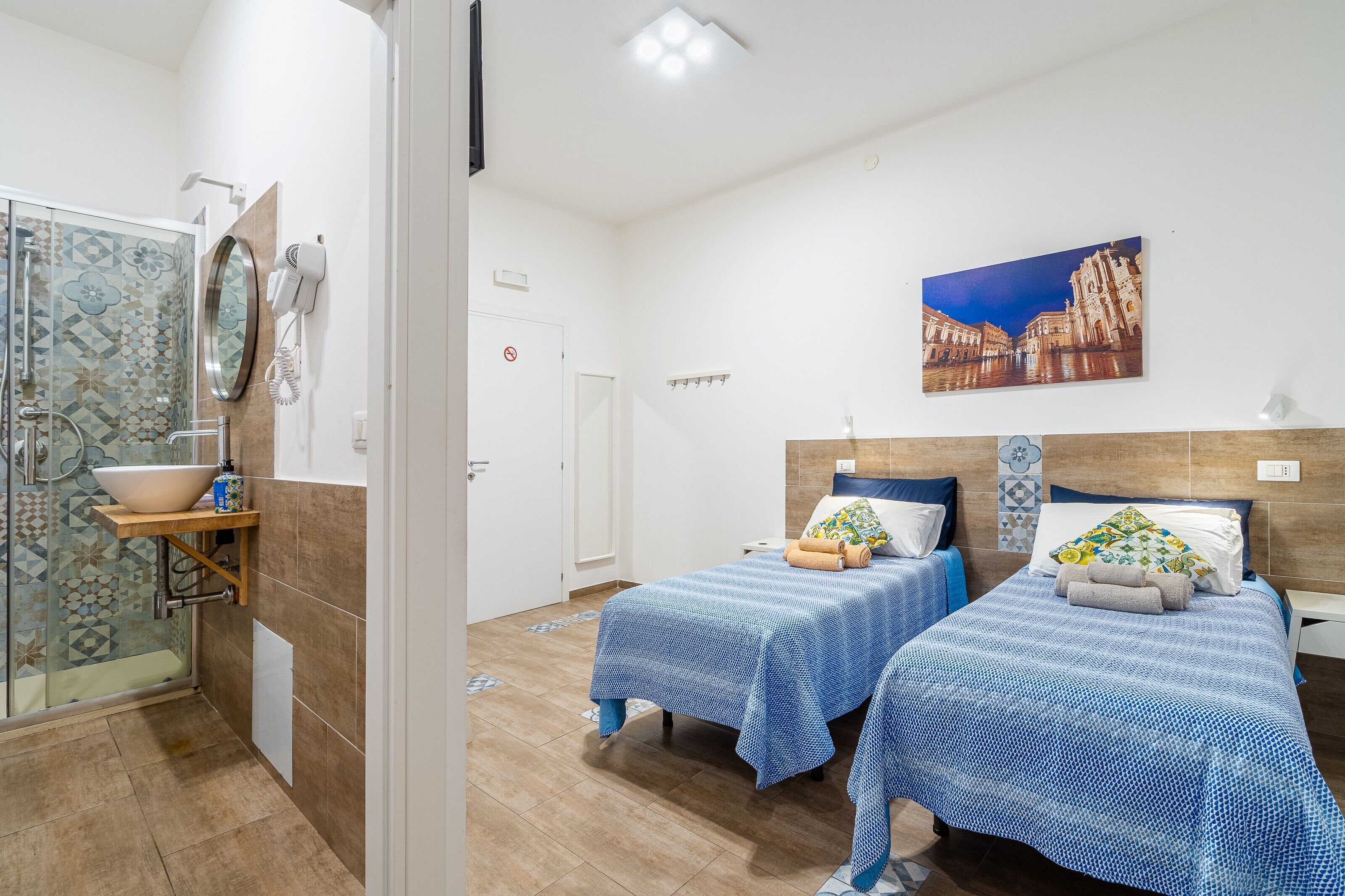 淋浴设施、吹风机、毛巾