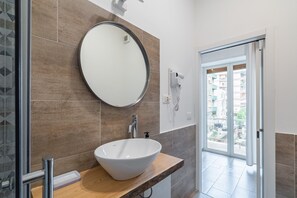 Shower, hair dryer, towels - Guest House 'Raudino Rooms - Athena' with Balcony, Wi-Fi and Air Conditioning (Siracusa)