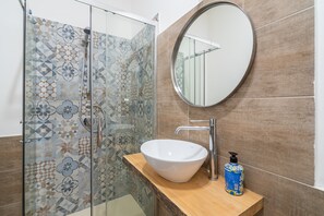 Douche, sèche-cheveux, serviettes fournies