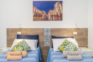 1 bedroom, free WiFi, bed sheets - Guest House 'Raudino Rooms - Athena' with Balcony, Wi-Fi and Air Conditioning (Siracusa)