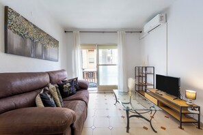 TV - Apartment 'Bilbao 22 Comodo' with Sea View and Air Conditioning (Almería)