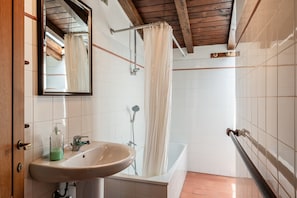 Een douche, handdoeken