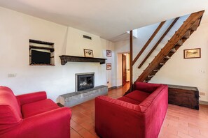 Televisión y chimenea 