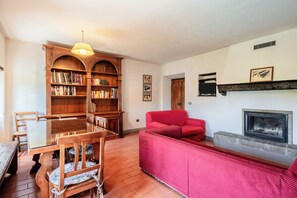 Televisión y chimenea 