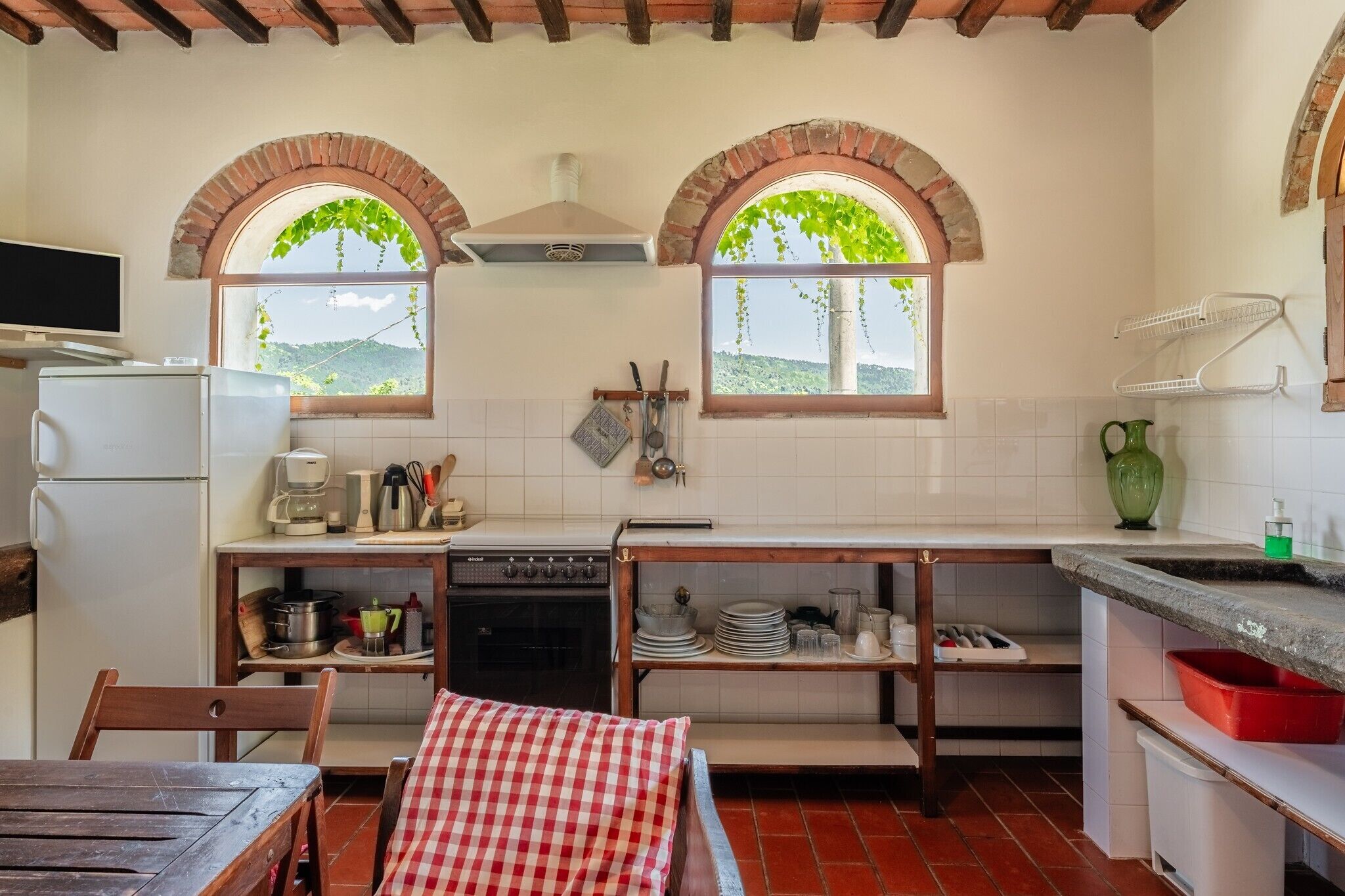 Fridge, oven, stovetop, coffee/tea maker