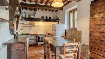 Réfrigérateur, four, plaque de cuisson, cafetiÚre/bouilloire